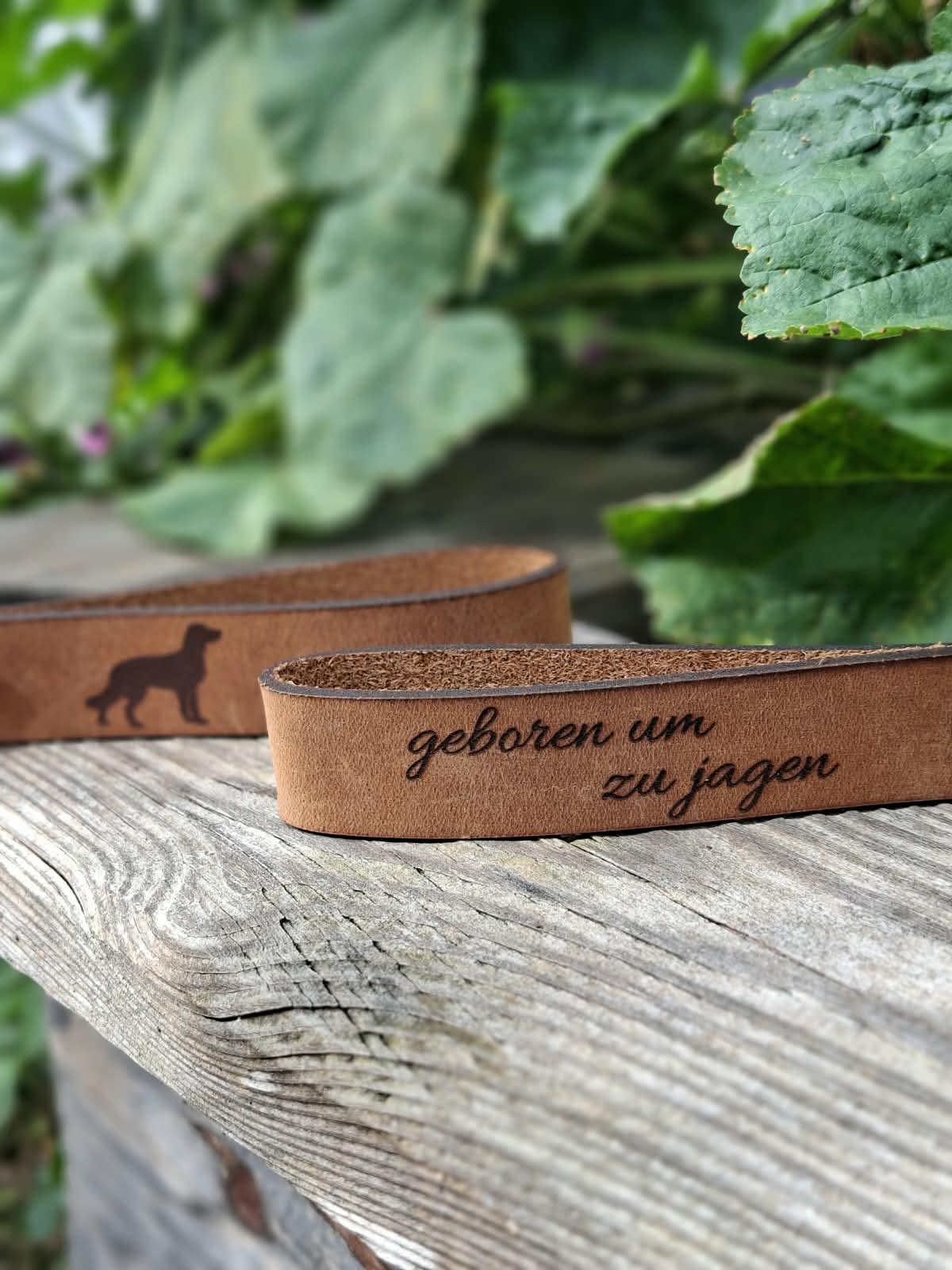 Vorder- und Rückseite des Echtleder-Schlüsselanhängers: Jagdhund und Geboren um zu jagen