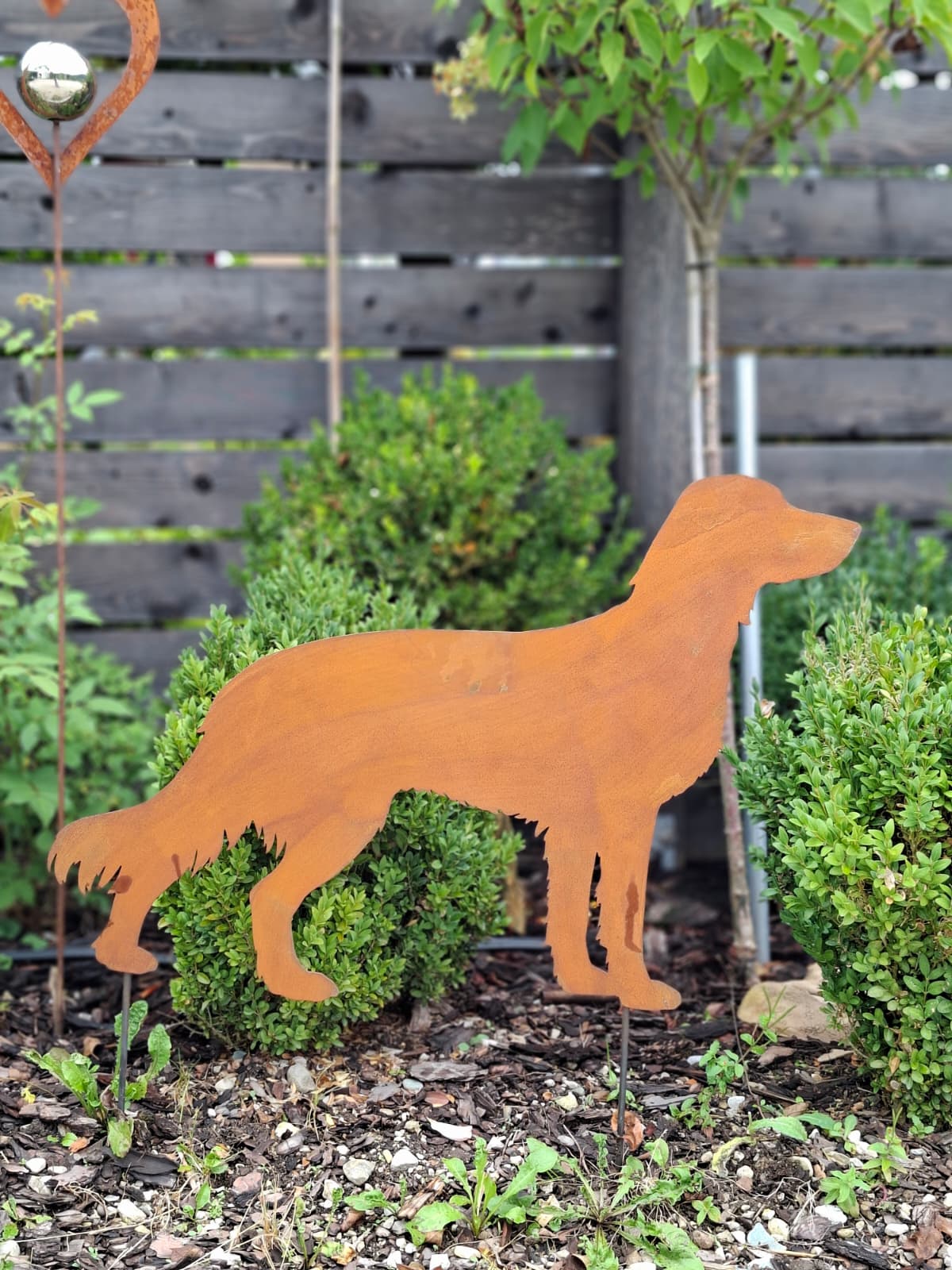 Kleine Gartenfigur als Jagdhund-Silhouette in Rostoptik, ca. 75 × 48 cm ohne Steckstäbe