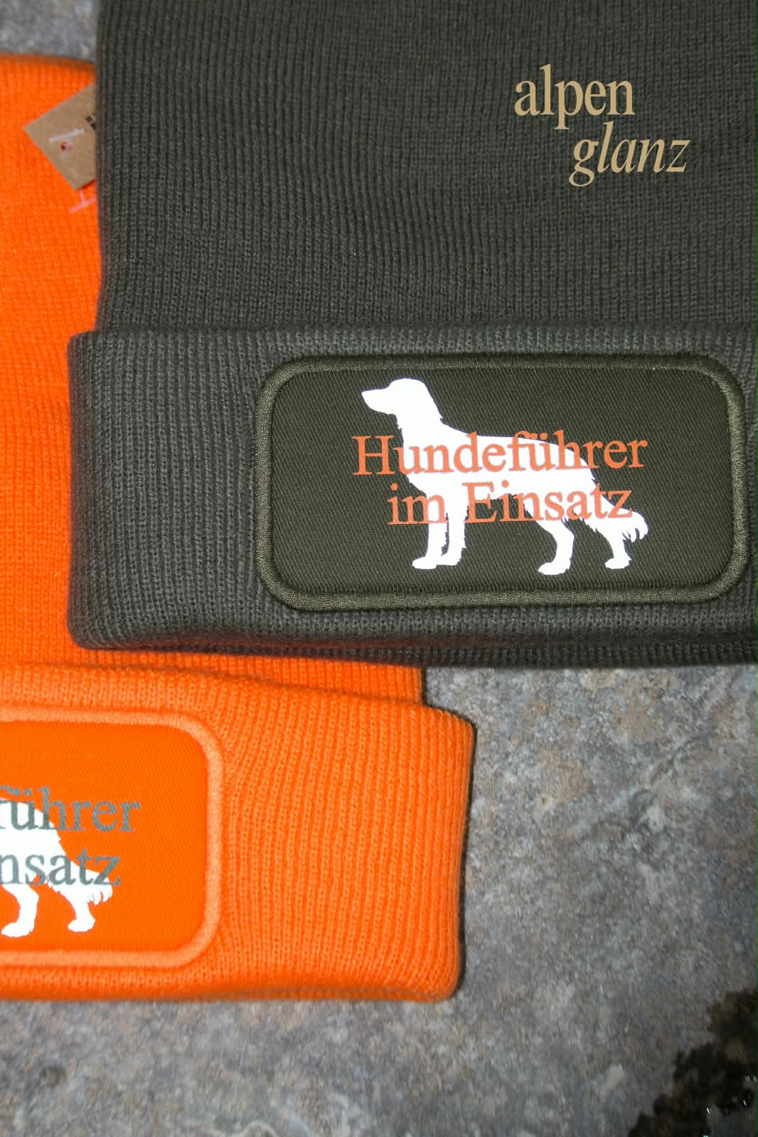 Detail des Aufnähers Hundeführer im Einsatz mit weißer Hundesilhouette auf olivgrüner Haube