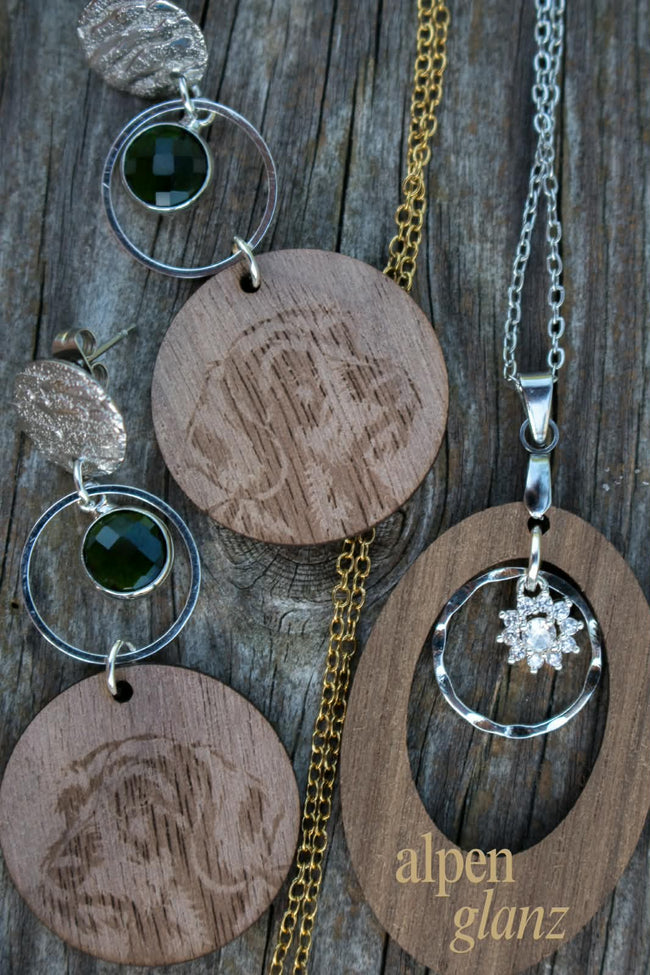 Alpenglanz-Holzschmuck mit Jagdhundmotiv, grünen Schmucksteinen und Edelweiß-Anhänger
