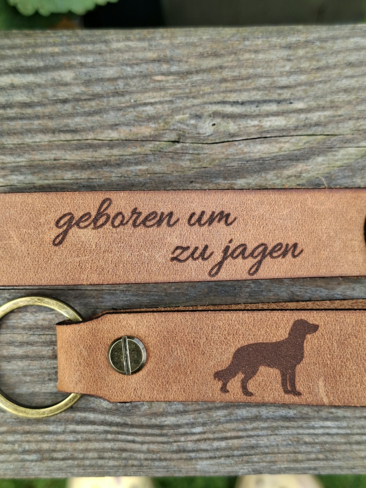 Leder-Schlüsselanhänger mit Hundesilhouette und Jagdspruch als Geschenkidee für Hundefreunde