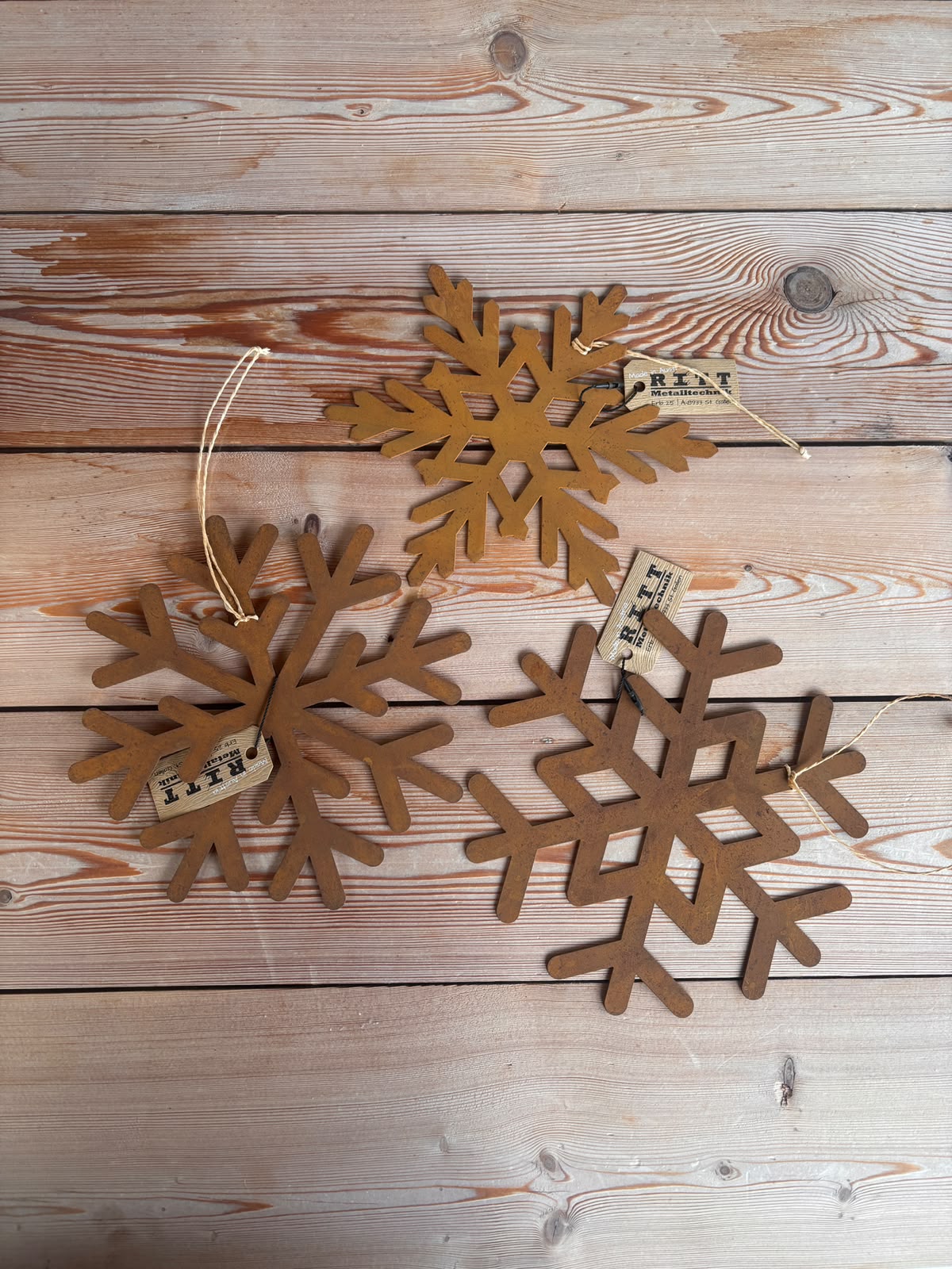 Schneeflocken zum Aufhängen in Rostoptik