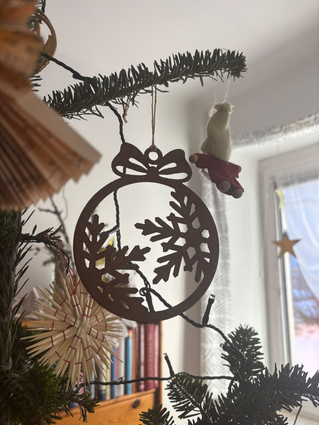 Christbaumkugel mit Schneeflocke in Rostoptik