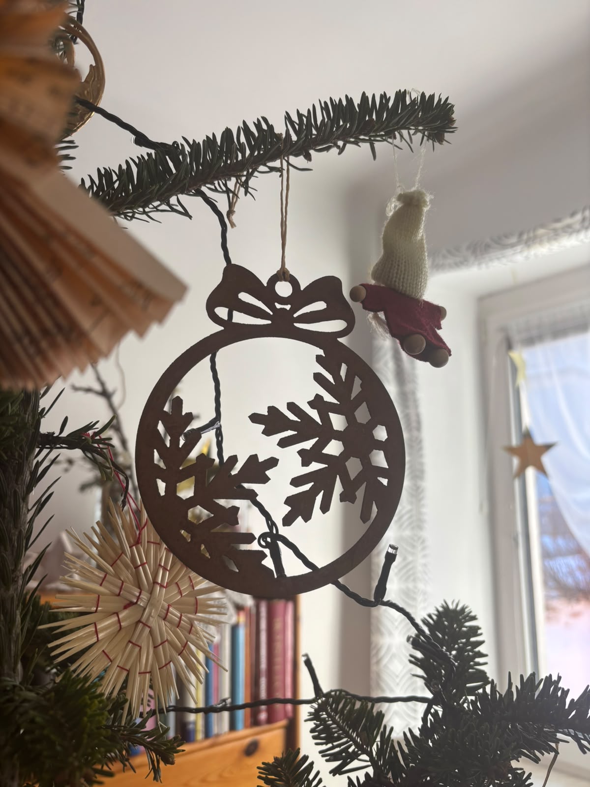 Christbaumkugel mit Schneeflocke in Rostoptik