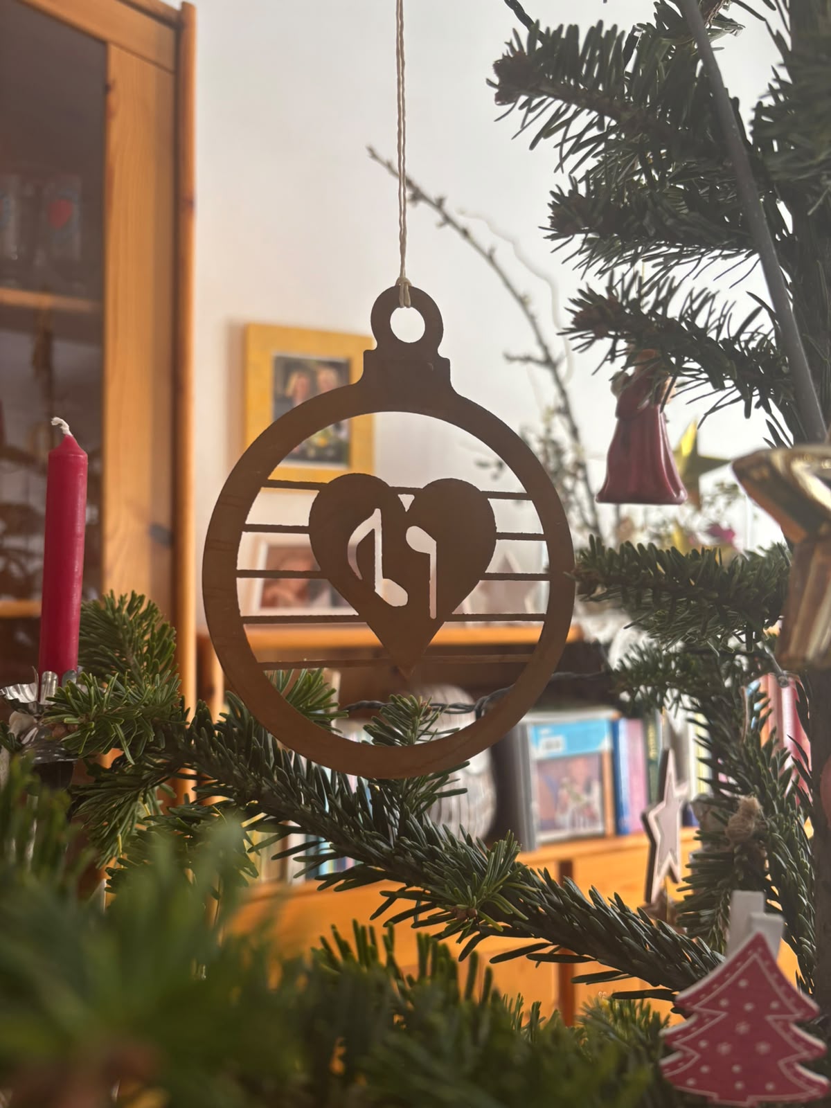 Christbaumkugel mit Herzen in Rostoptik